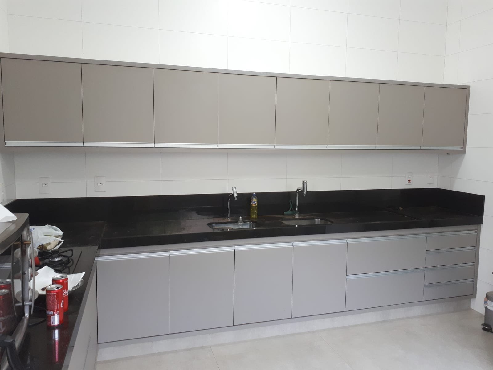 Cozinha planejada cinza com bancada ampla