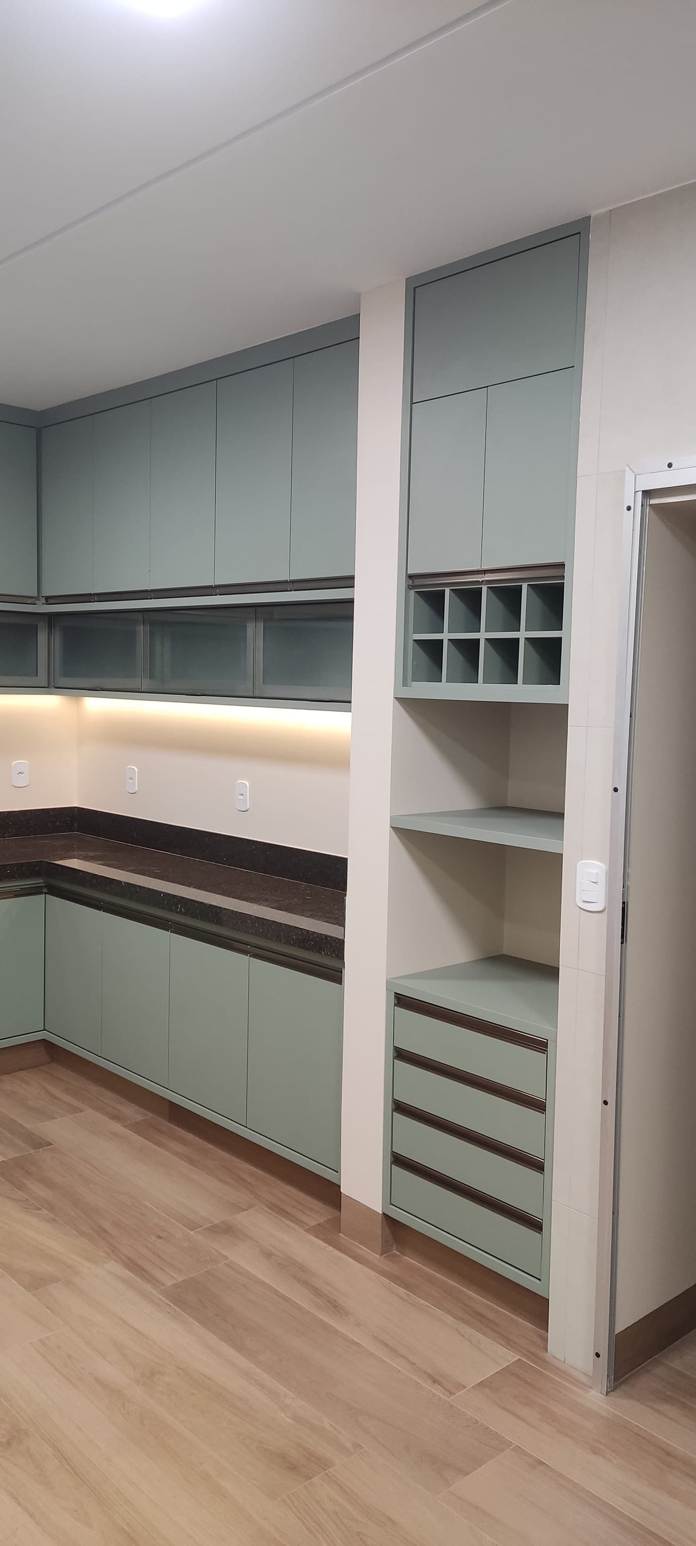 Cozinha planejada verde sage com iluminação LED