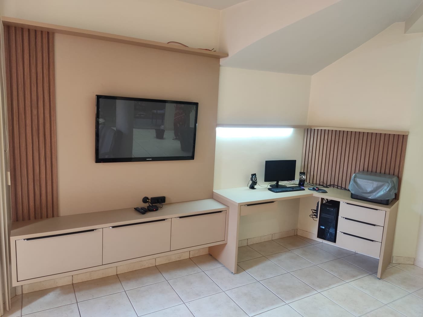Home office integrado com painel de TV