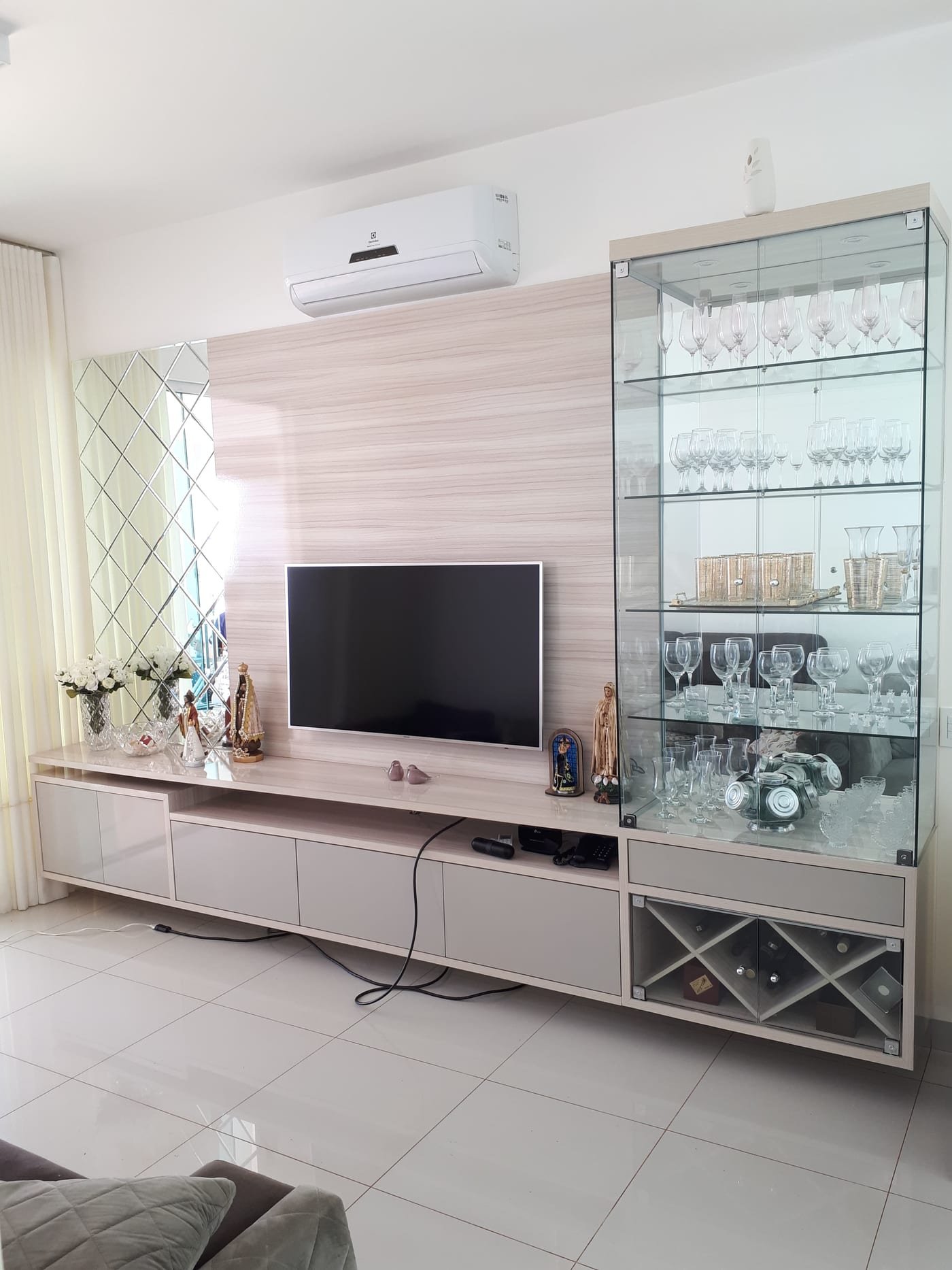 Living com painel de TV e cristaleira planejada